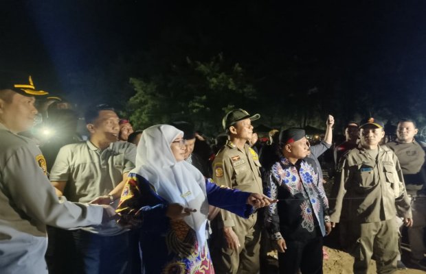 Foto: Wakil Bupati Sumenep, Dewi Khalifah SH MH saat menerbangkan Layangan LED