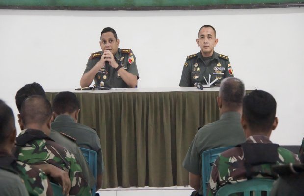 Foto : Dandim 0821 didampingi Kasdim menyampaikan arahan