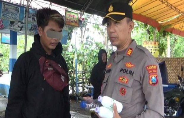 Foto : Kapolsek Yosowilangun saat menyita barang bukti.