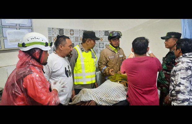 Foto : petugas pasca melakukan evakuasi