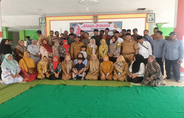 Foto: Kepala Desa Gumukmas beserta perangkatnya