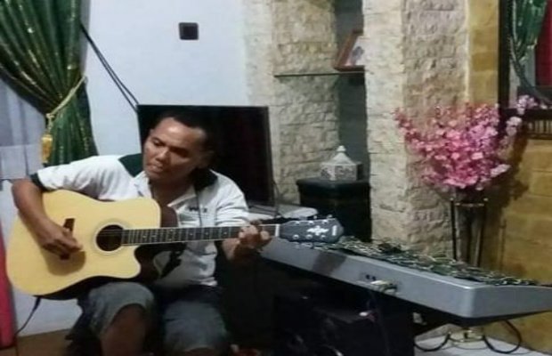 Foto: koleksi pribadi Penyair Pulo Lasman Simanjuntak melalui gitar akustik dan organ mencoba mengangkat karya sastranya melalui musikalisasi puisi.