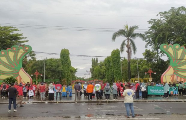 Foto: DLH Sumenep Peringati Hari Bumi 2024 Dengan Lakukan Penanaman Pohon Massal & Kampanye Minim Sampah