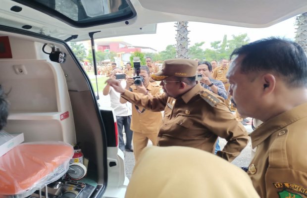 Foto: Bupati Sumenep Achmad Fauzi Wongsojuda, SH. MH saat menyerahkan mobil pusling didampingi Sekdakap Edy Rasyadi