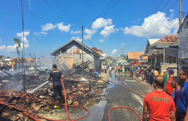 Foto: petugas sedang memadamkan api di lokasi kejadian