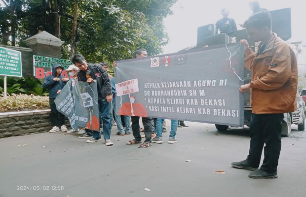 Foto: aktivis GMNI Bekasi saat melakukan demonstrasi
