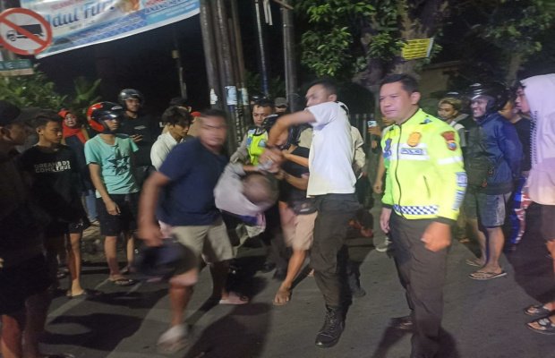 Foto: Polisi saat mengamankan ODGJ