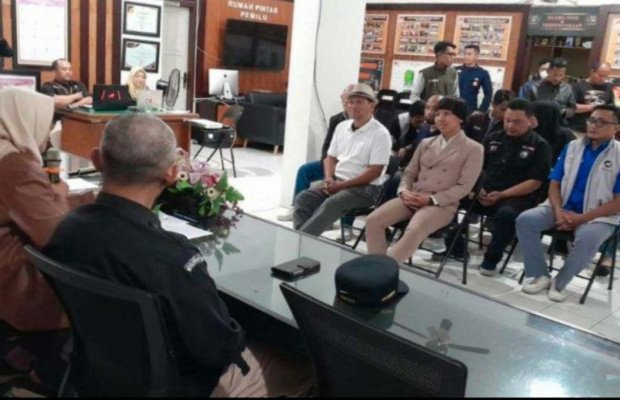 Foto: Ketua KPU Kota Malang Aminah Asminigtyas (kedua kiri) pada saat menerima berkas persyaratan dukung bakal pasangan calon jalur perseorangan di Kota Malang.