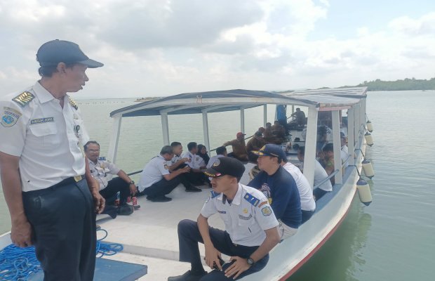 Foto: Disperkimhub Sumenep saat Melakukan Uji Coba Perahu Wisata di Pelabuhan Kalianget