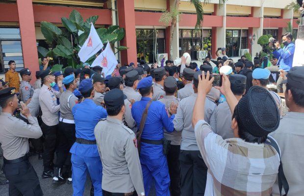 Foto: Aktivis Bemsu lakukan aksi di halaman kantor Pemkab Sumenep