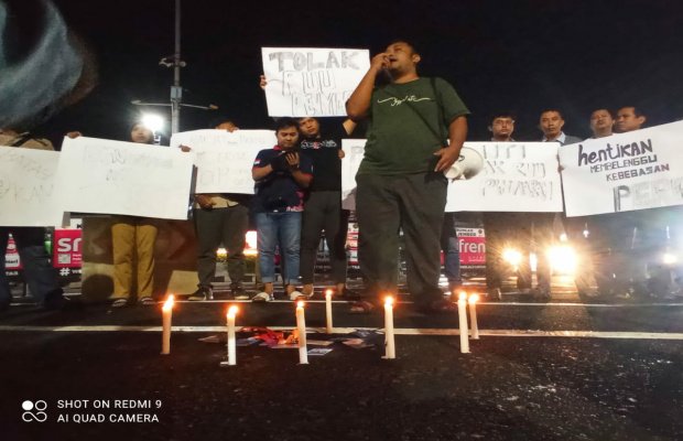 Foto: Para jurnalis yang demo di DPRD Jember menolak RUU penyiaran