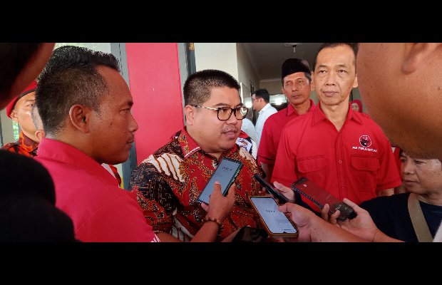 Foto : Agus Setiawan Samco saat diwawancarai awak media