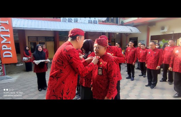 Foto: Dr. R. Abd. Rahman Riadi, SE, MM., Kapala DPMPTSP Kabupaten Sumenep, saat menyematkan PIN Zona Integritas 