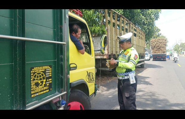 Foto : Polantas Polres Lumajang ketika menindak pelanggar