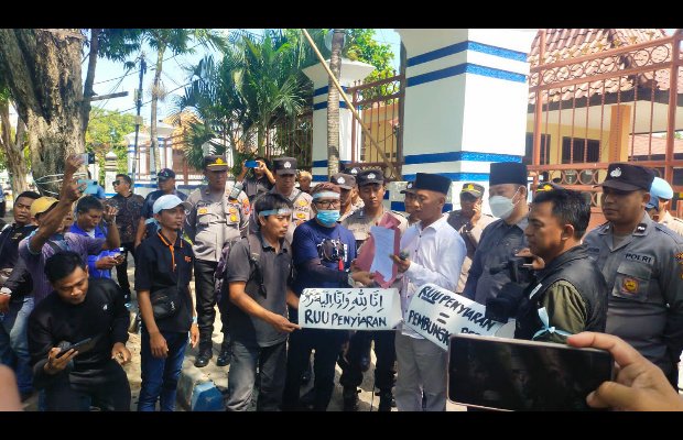 Foto :  Para jurnalis  melakukan aksi di depan kantor DPRD Sampang 