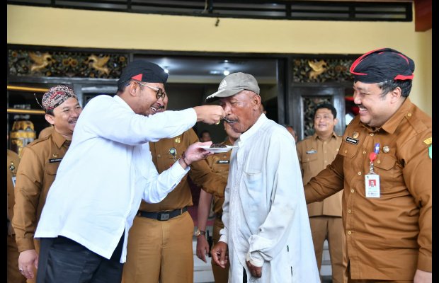 Foto: Bupati Sumenep Achmad Fauzi Rayakan Bersama Abang Becak saat merayakan Ultah ke-45 Bersama Abang Becak