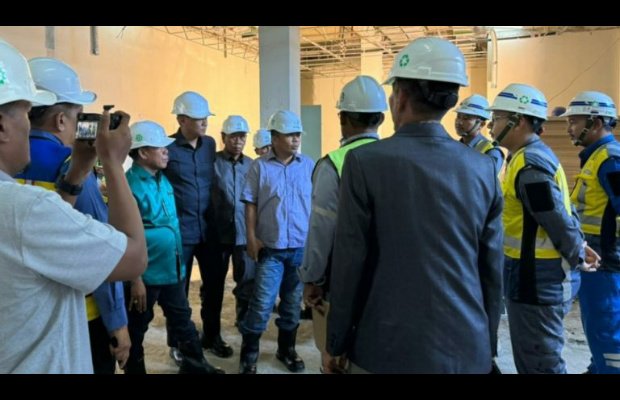 Foto: Rombongan Komisi III DPRD Kabupaten Sumenep saat melakukan Sidak di lokasi Pembangunan Gadung Dewan yang baru. 