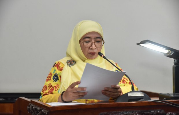 Foto: Wakil Bupati Sumenep Nyi. Hj. Dewi Kholifah saat membacakan pidato bupati