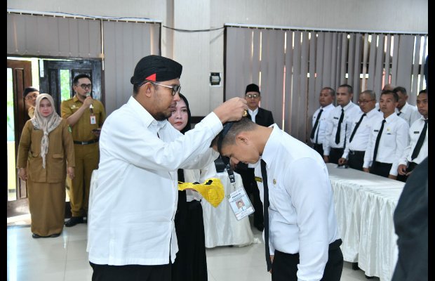 Foto: Bupati Sumenep Achmad Fauzi Wongsojudo mengalungkan pin pada peserta orientasi kurikulum nilai dan etika bagi PPPK sebagai pegawai pemerintah
