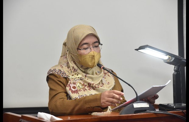 Foto: Wakil Bupati Sumenep, Hj. Dewi Khalifah saat beri jawaban PU fraksi - fraksi di DPRD Sumenep (by. Ibnu)