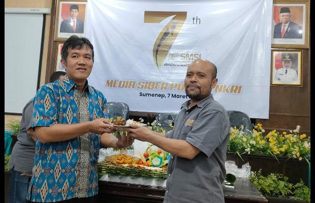 Foto kiri: (Dok) Irwan Sujatmiko, Kepala Bidang Informasi dan Komunikasi Publik Diskominfo Sumenep saat menghadiri acara ulang tahun SMSI ke 7 