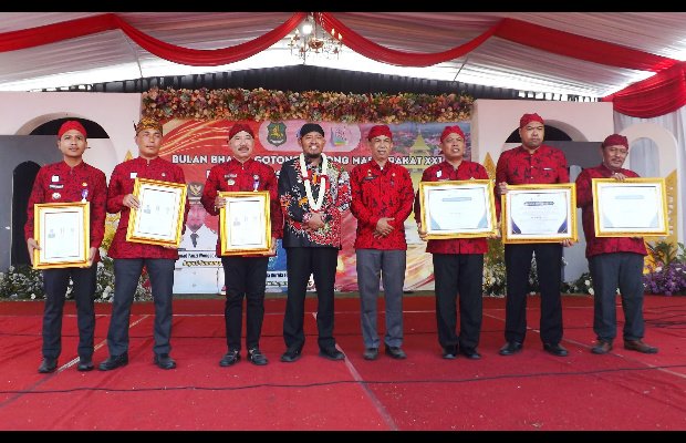 Foto: Bupati Sumenep Ahmad Fauzi Wongsojudo dan Kepala DPMD Sumenep Anwar Syahroni Yusuf Memberikan Penghargaan Pada Peringatan BBGRM ke XXI dan Hari Kesatuan Gerak PKK ke-52, Rabu. (29 Mei 2024).