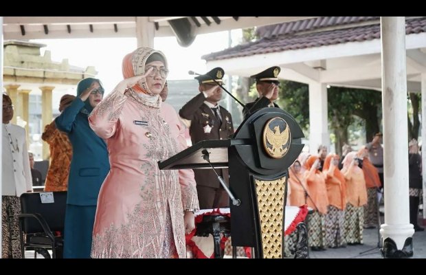 Foto : Pj. Bupati Lumajang saat pimpin upacara di Alun-alun Lumajang. Sumber//Kominfo