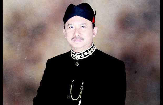 Foto: Arif Firmanto, Kepala Bappeda Sumenep, Memakai Baju Adat Khas Sumenep.