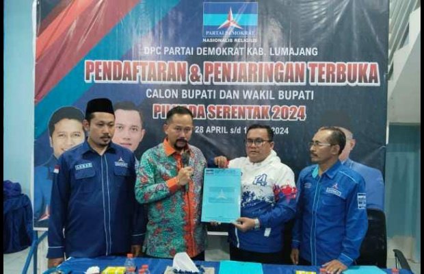 Foto : H. M Rocky Soenoko (mengenakan baju batik)