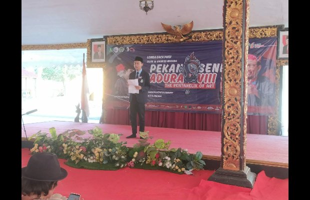 Foto: Salah Satu Peserta Lomba Baca Puisi Dalam PSM VIII di Keraton Sumenep, Senin. (10/06/2024).