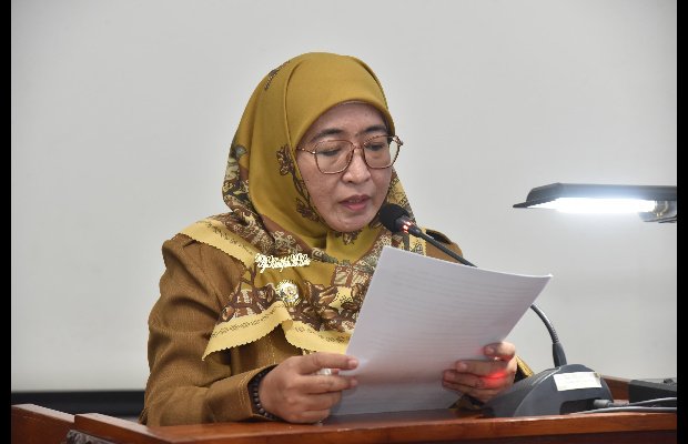 Foto: Wakil Bupati Sumenep Dewi Khalifah membacakan nota penjelasan bupati Sumenep pada sidang paripurna pembahasan raperda RPJPD, (by. Ibnu).