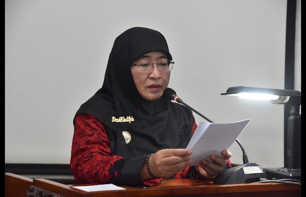 Foto: Wakil Bupati Sumene Dewi Khalifah saat membacakan Jawaban Bupati Sumenep Terhadap Pandangan Umum Fraksi Dalam Rangka Penyusunan Raperda Tentang Rencana Pembangunan Jangka Panjang Daerah Tahun 2025-2045 (by. Ibnu)