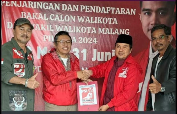 Foto: Gus Danial dua dari kanan pake peci hitam,saat serahkan persyaratan Pencalonan di Kantor PSI Kota Malang