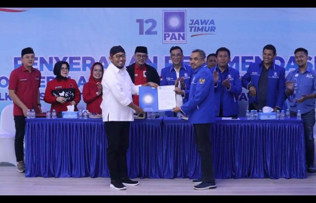 Foto: Bupati Sumenep Achmad Fauzi Wongsojudo saat menerima rekomendasi dari DPP PAN untuk maju kembali di Pilkada 2024 oleh Ketua DPW, Ahmad Rizki Sadig.