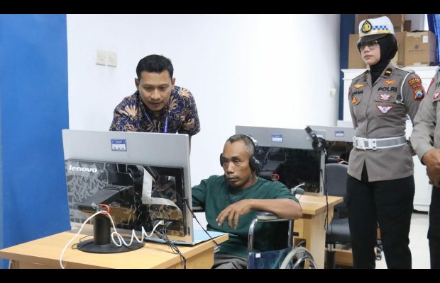 Foto : seorang penyandang disabilitas mengikuti praktek teori