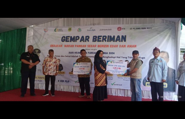 Foto: Bersama dan pemberian penghargaan
