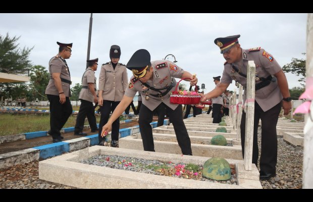 Foto: Kapolres Sumenep AKBP Henri Noveri Santoso, saat Tabur Bunga di TMP Jokotole