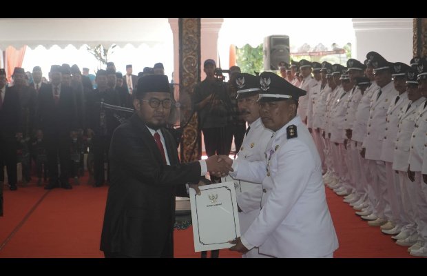 Foto: Bupati Sumenep Achmad Fauzi Wongsojudo saat Mengukuhkan Perpanjangan Masa Jabatan Ratusan Kepala Desa