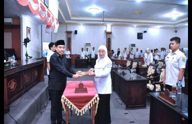 Foto: Wakil Bupati Sumenep Dewi Khalifah bersama Wakil Ketua DPRD Sumenep Indra Wahyudi usai penandatanganan Persetujuan RPJPD Tahun 2025 - 2045. (By Ibnu)