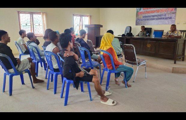 Foto : Puluhan Anjal yang terjaring Satpol PP dibina oleh petugas di Rumah Tampung Dampak Penegakan Perda 