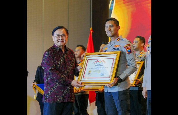 Foto: Kapolres Jember AKBP Bayu Pratama Gubunagi, saat menerima penghargaan