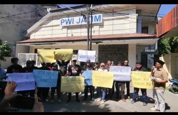 Foto: Aksi Demo Puluhan pekerja pers di Jatim