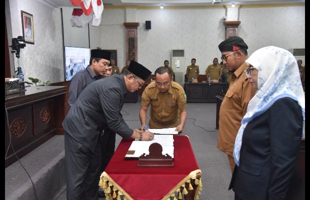 Foto: Penandatanganan naskah penting oleh Ketua DPRD Sumenep disaksikan bupati dan wakil bupati