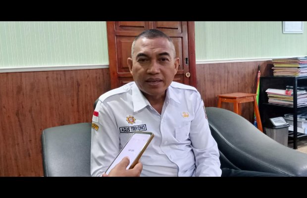 Foto : Agus Triyono (Sekda Kabupaten Lumajang) dikonfirmasi di ruang kerjanya, Selasa (24/7/2024).