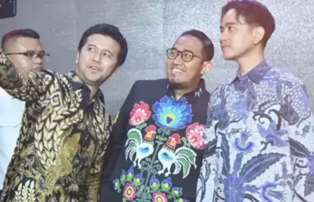 Foto: Bupati Sumenep Achmad Fauzi Wongsojudo diapit wakil Gubernur Jatim dan Wakil Presiden terpilih 2024