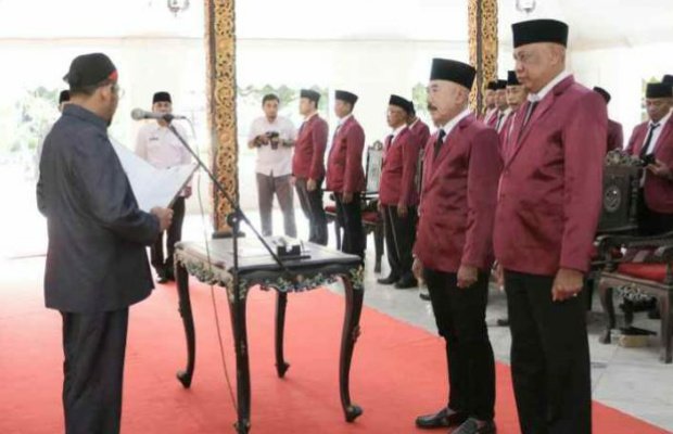 Foto: Bupati Fauzi  saat mengukuhkan Pengurus AKD Sumenep 2024-2028 