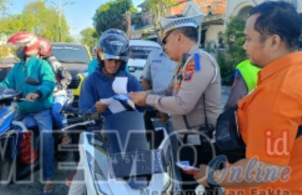 Foto : Satlantas Polres Sampang saat memeriksa kelengkapan surat  surat para pengendara 