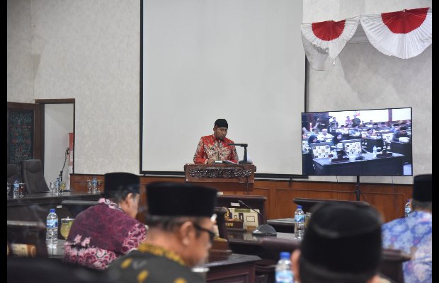 Foto: Bupati Fauzi saat menyampaikan Raperda APBD 2024 (by. Ibnu)