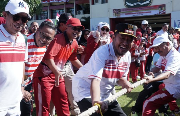 Foto: Bupati Achmad Fauzi ikut main tarik tambang ditemani sekda sumenep