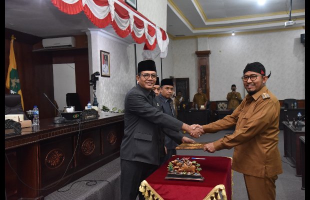 Foto: Ketua DPRD dan Bupati Sumenep berjabat tangan (by. Ibnu)